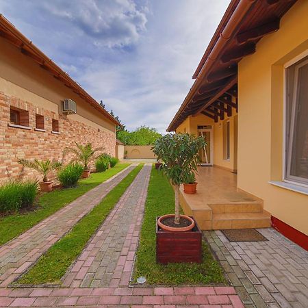 Kalvin Utcai Apartmanok Хайдусобосло Экстерьер фото