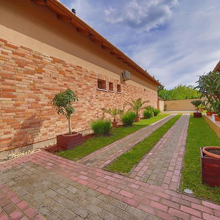 Kalvin Utcai Apartmanok Хайдусобосло Экстерьер фото