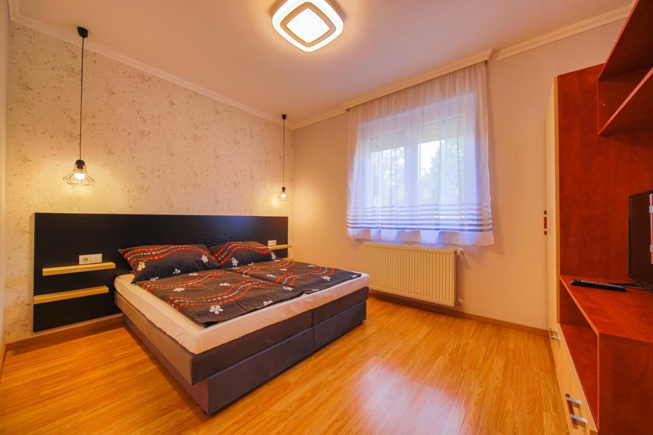 Kalvin Utcai Apartmanok Хайдусобосло Экстерьер фото
