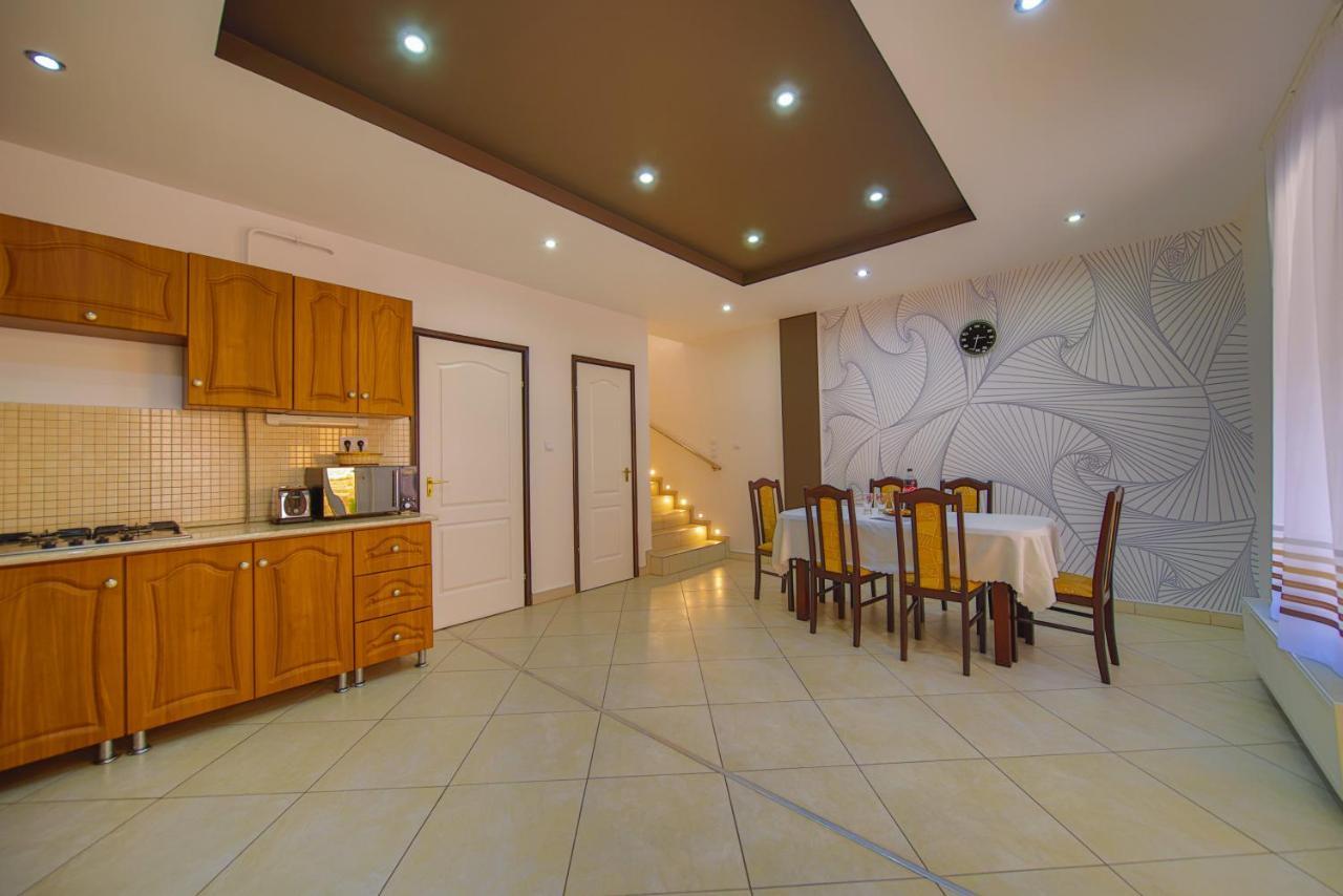 Kalvin Utcai Apartmanok Хайдусобосло Экстерьер фото