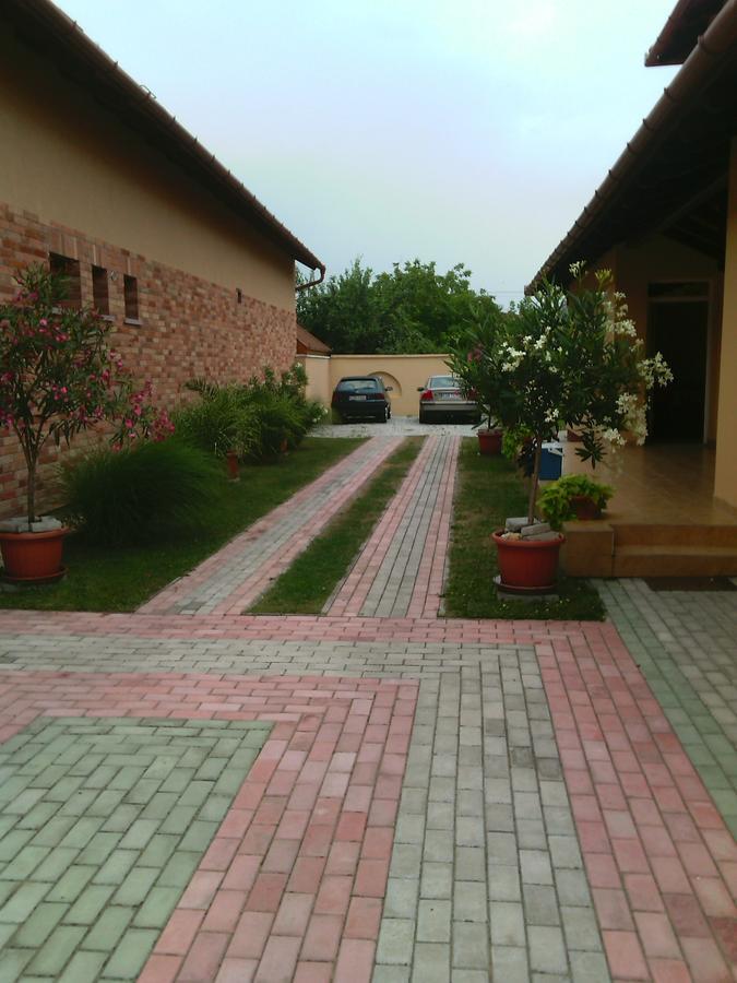 Kalvin Utcai Apartmanok Хайдусобосло Экстерьер фото