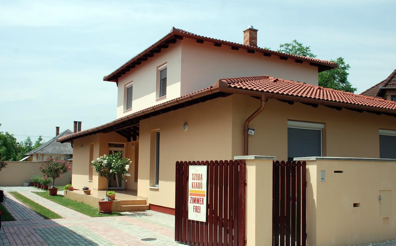 Kalvin Utcai Apartmanok Хайдусобосло Экстерьер фото